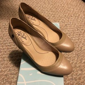 New LifeStride Taupe Wedges - Size 7